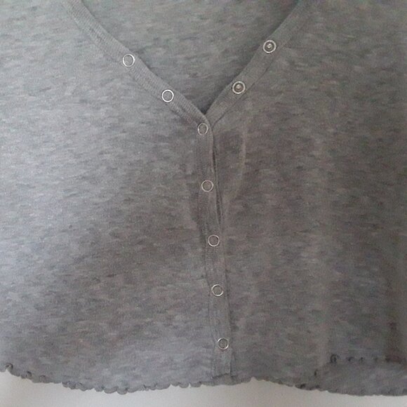 Women's Pacsun Size Medium Grey Snap Up Front Crop Top - Picture 2 of 3